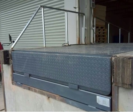 Container Electric Dock Leveler For Forklift Working