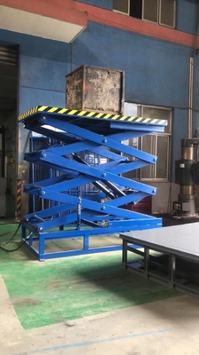 Reinforced anti skid VRC Small Electric Platform Lift Move Goods To Mezzanine